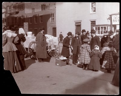 Ansicht von Straßenverkäufern, die französische Mischbonbons und andere Waren in der Nähe der 6th Avenue, New York, ca. 1895 verkaufen (Silbergelatineabzug) von Byron Company